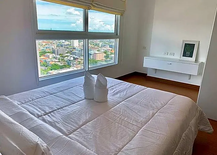 Hotel Metroluxe On Nut Bts/2br2bth/highflr/pool/gym/wifi Bangkok